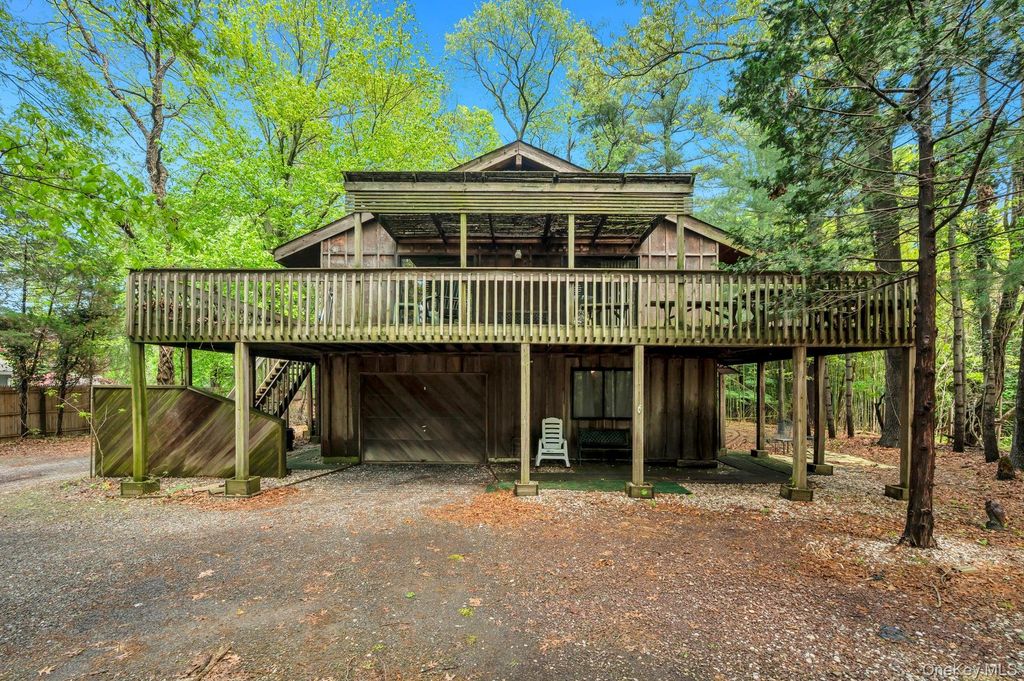 179 Gnarled Hollow Road, East Setauket, NY 11733