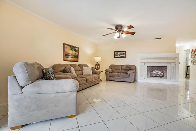 152 LAKE ANNE Drive 152, West Palm Beach, FL 33411