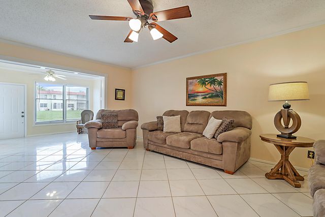 152 LAKE ANNE Drive 152, West Palm Beach, FL 33411