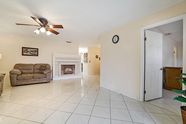 152 LAKE ANNE Drive 152, West Palm Beach, FL 33411