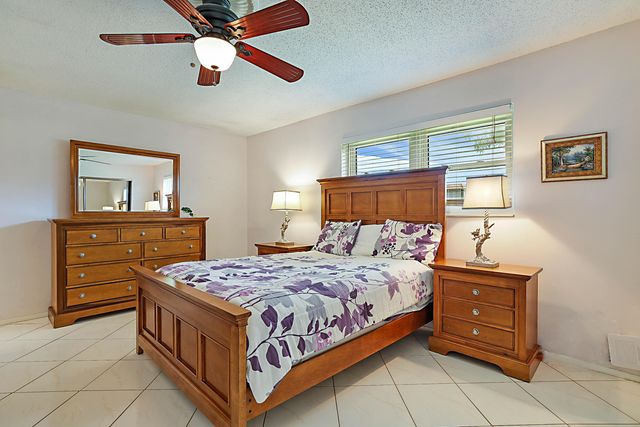 152 LAKE ANNE Drive 152, West Palm Beach, FL 33411