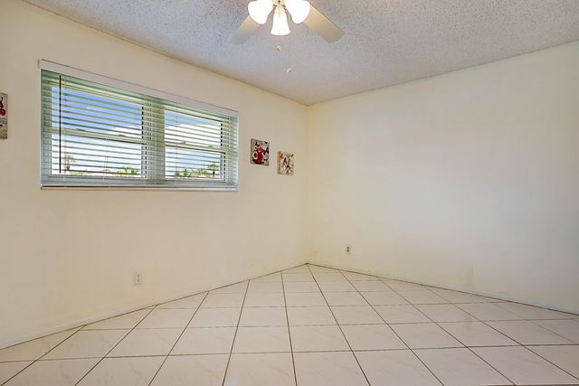152 LAKE ANNE Drive 152, West Palm Beach, FL 33411