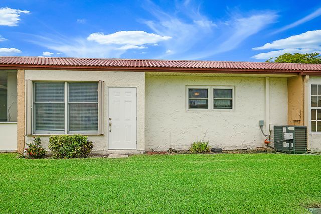152 LAKE ANNE Drive 152, West Palm Beach, FL 33411