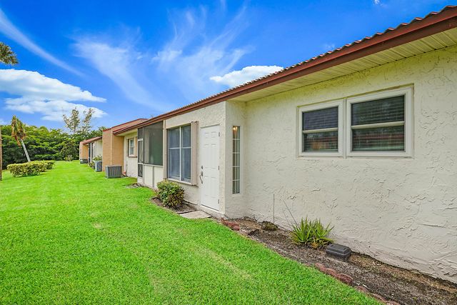152 LAKE ANNE Drive 152, West Palm Beach, FL 33411