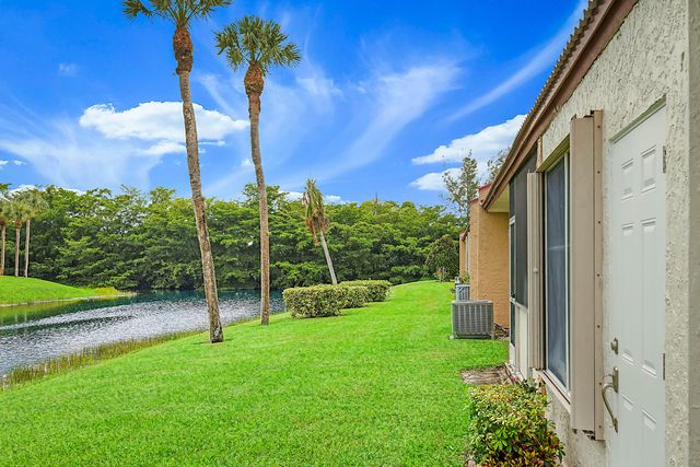 152 LAKE ANNE Drive 152, West Palm Beach, FL 33411