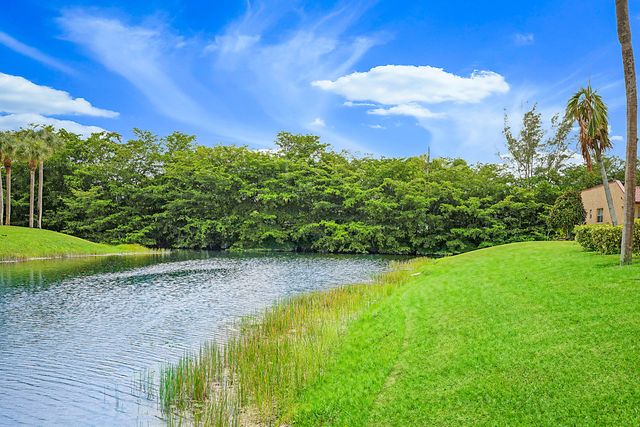 152 LAKE ANNE Drive 152, West Palm Beach, FL 33411
