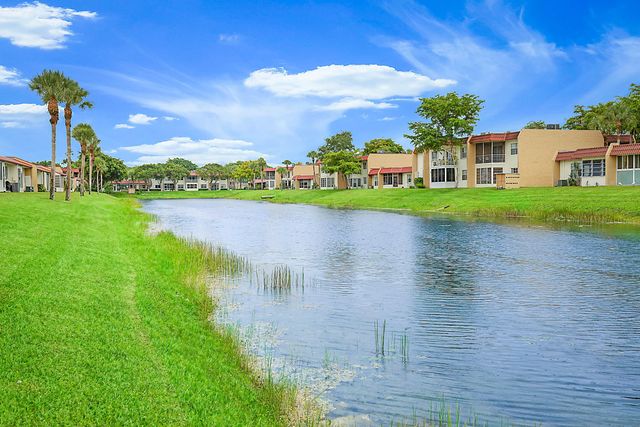 152 LAKE ANNE Drive 152, West Palm Beach, FL 33411
