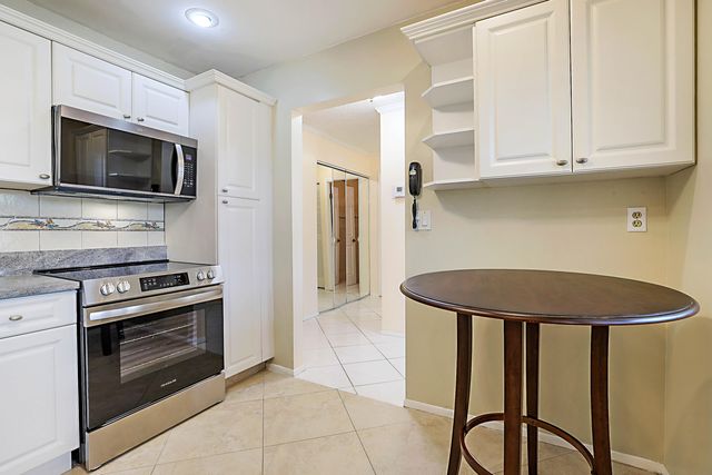 152 LAKE ANNE Drive 152, West Palm Beach, FL 33411