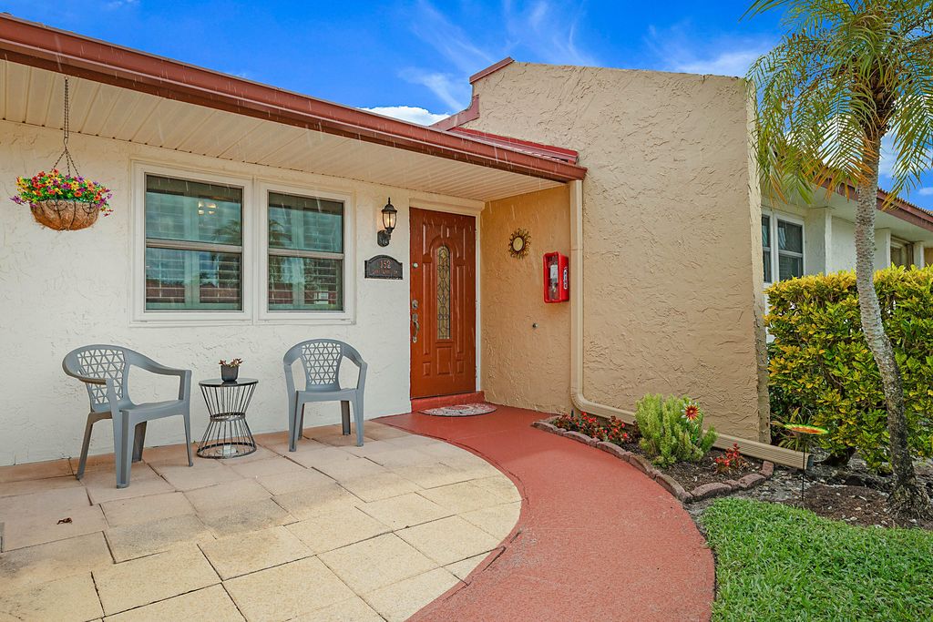 152 LAKE ANNE Drive 152, West Palm Beach, FL 33411