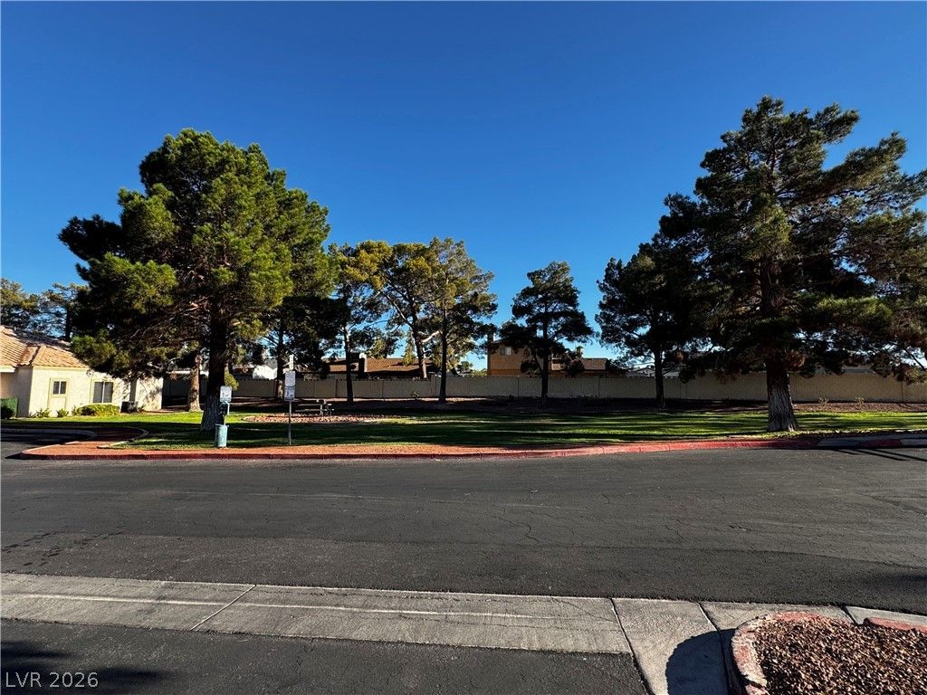 1900 North Torrey Pines Drive 101, Las Vegas, NV 89108 — photo 2