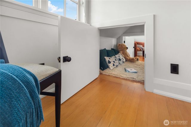 3033 27th Avenue W, Seattle, WA 98199