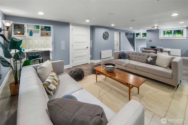 3033 27th Avenue W, Seattle, WA 98199