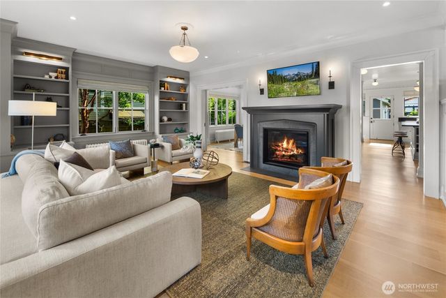3033 27th Avenue W, Seattle, WA 98199