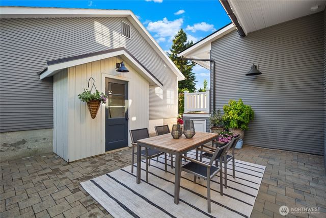 3033 27th Avenue W, Seattle, WA 98199