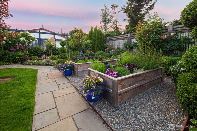 3033 27th Avenue W, Seattle, WA 98199
