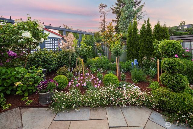3033 27th Avenue W, Seattle, WA 98199