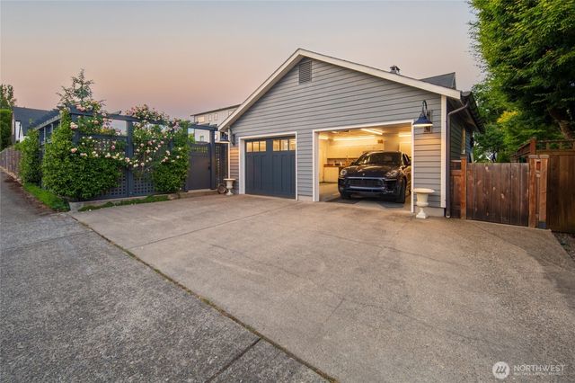 3033 27th Avenue W, Seattle, WA 98199