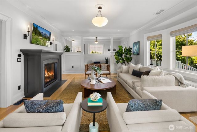 3033 27th Avenue W, Seattle, WA 98199