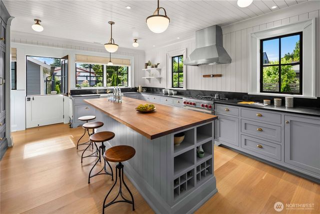 3033 27th Avenue W, Seattle, WA 98199