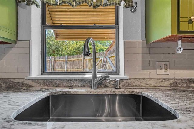 1004 NE Bob White Rd, Lawton, OK 73501