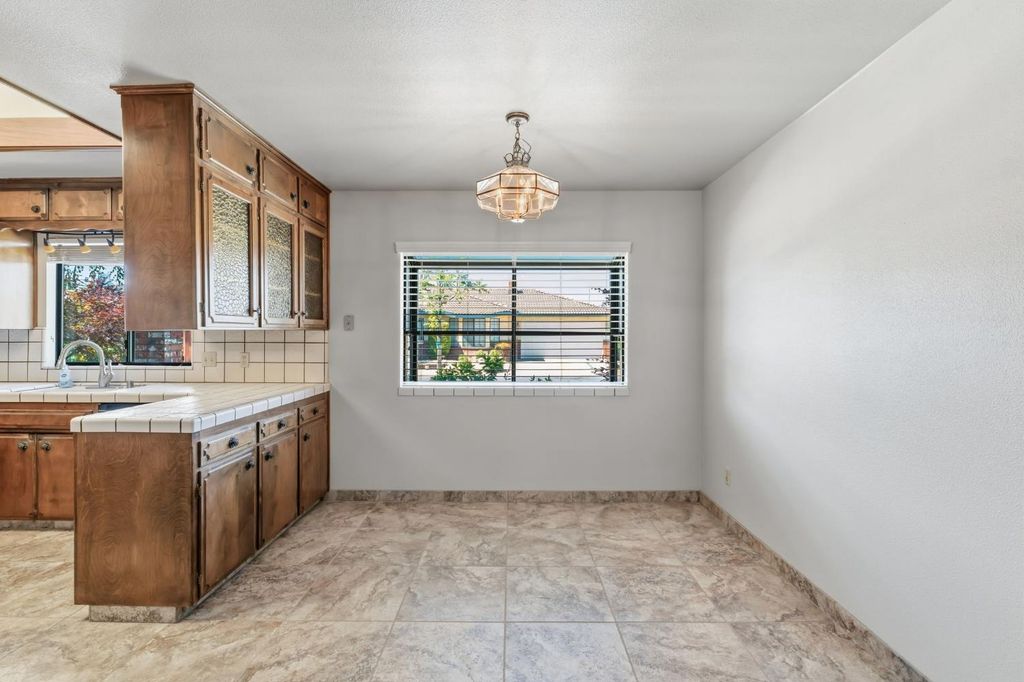 Image 14 of property listing at 867 E Frederick Avenue, Fresno, CA 93720