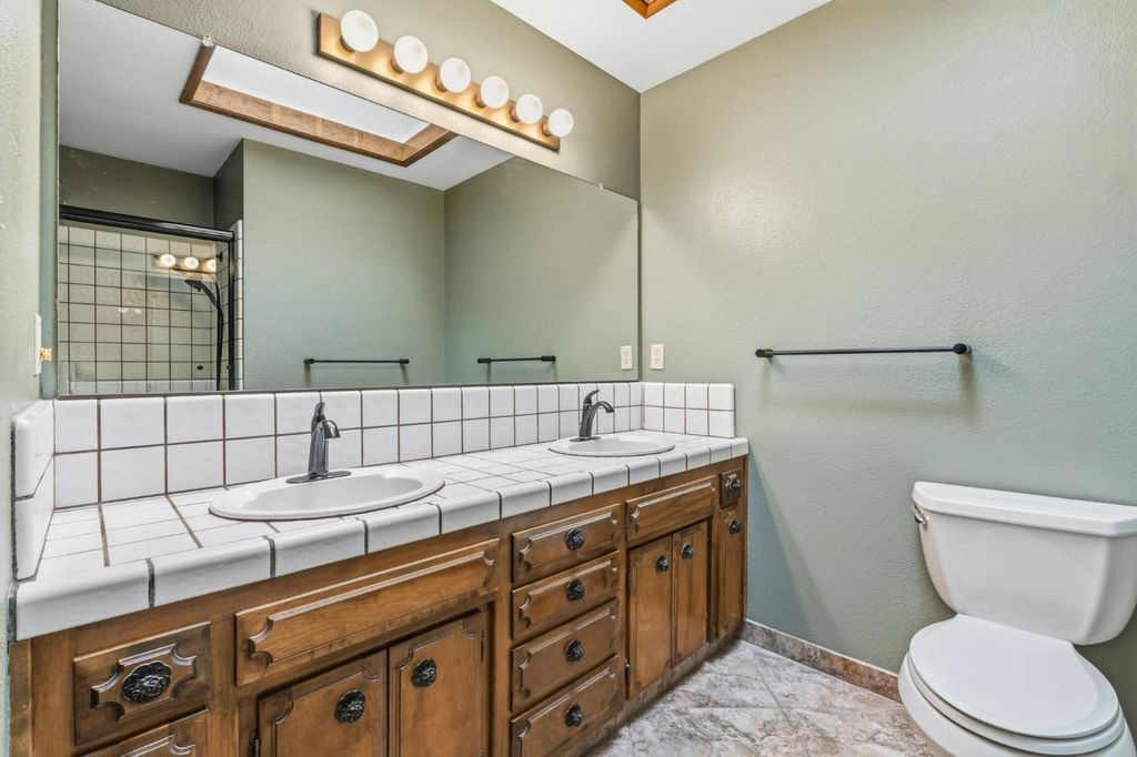 Image 25 of property listing at 867 E Frederick Avenue, Fresno, CA 93720