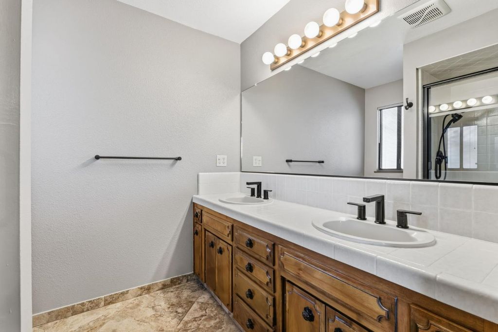 Image 30 of property listing at 867 E Frederick Avenue, Fresno, CA 93720