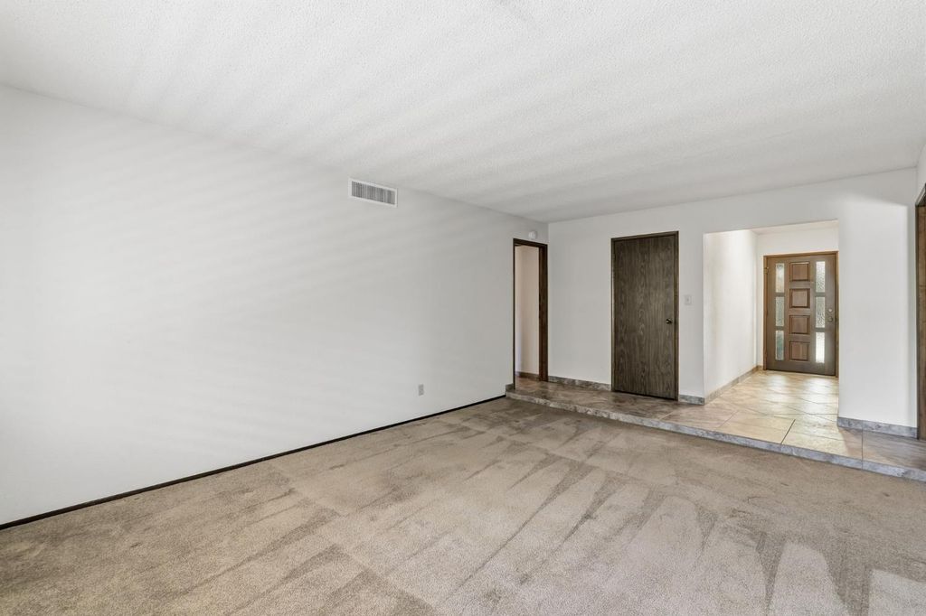 Image 4 of property listing at 867 E Frederick Avenue, Fresno, CA 93720