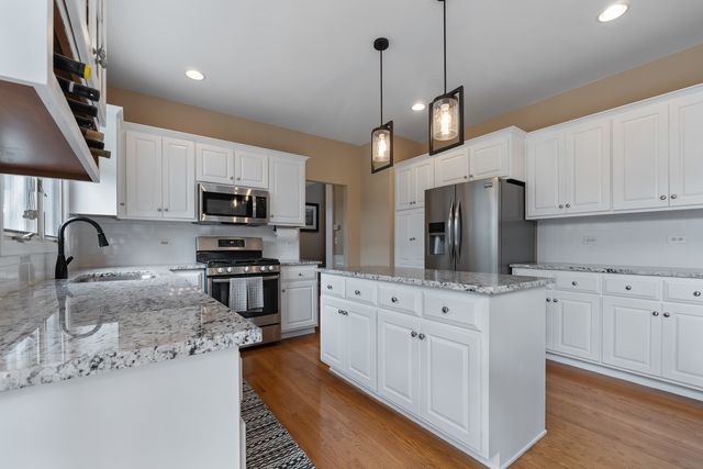 1246 Chatham Drive, Lemont, IL 60439