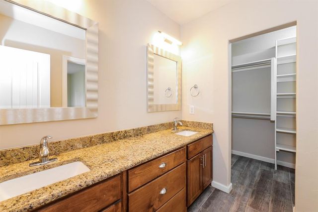 812 Lakeside Circle, Edmond, OK 73012