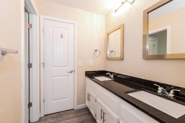 812 Lakeside Circle, Edmond, OK 73012