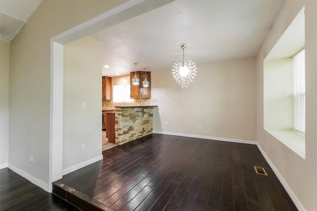 812 Lakeside Circle, Edmond, OK 73012