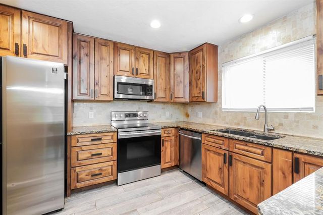 812 Lakeside Circle, Edmond, OK 73012