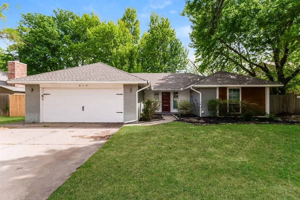 812 Lakeside Circle, Edmond, OK 73012
