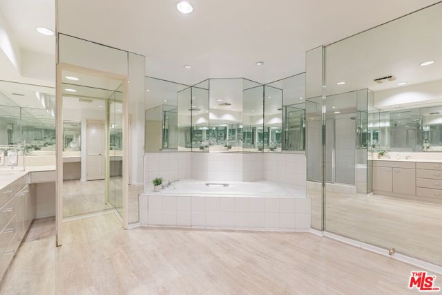 121 S Palm Drive 401, Beverly Hills, CA 90212