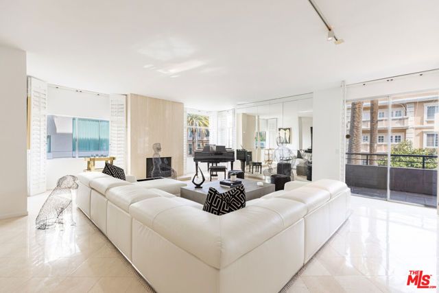 121 S Palm Drive 401, Beverly Hills, CA 90212