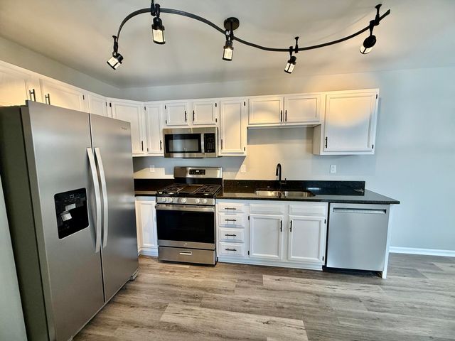 1978 Laura Lane, Chesterton, IN 46304