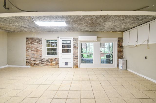 312 Sunnyside Ln, Columbia, TN 38401