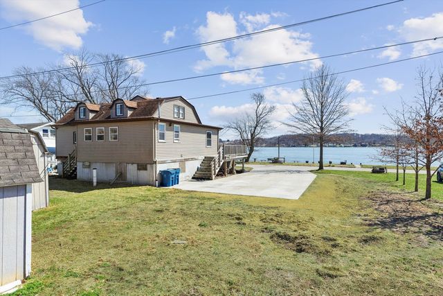 1811 Canal Shore Drive, Le Claire, IA 52753