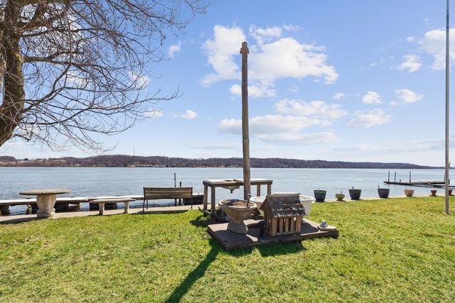 1811 Canal Shore Drive, Le Claire, IA 52753