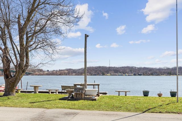 1811 Canal Shore Drive, Le Claire, IA 52753