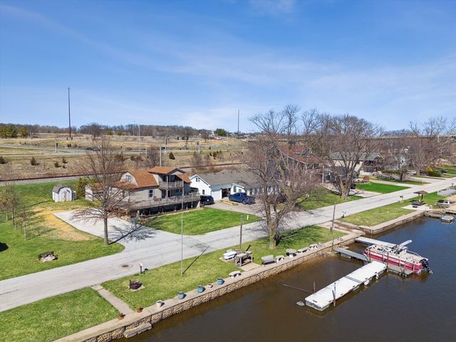 1811 Canal Shore Drive, Le Claire, IA 52753