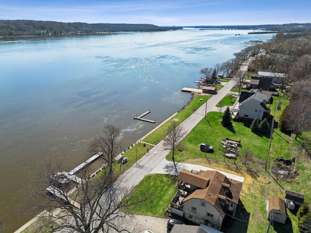 1811 Canal Shore Drive, Le Claire, IA 52753