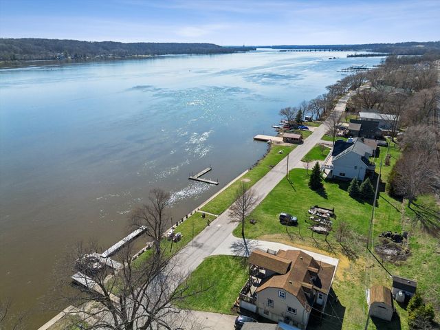 1811 Canal Shore Drive, Le Claire, IA 52753