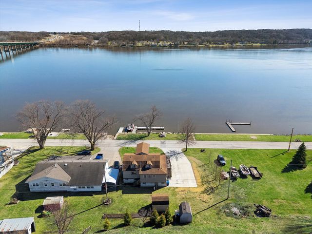 1811 Canal Shore Drive, Le Claire, IA 52753