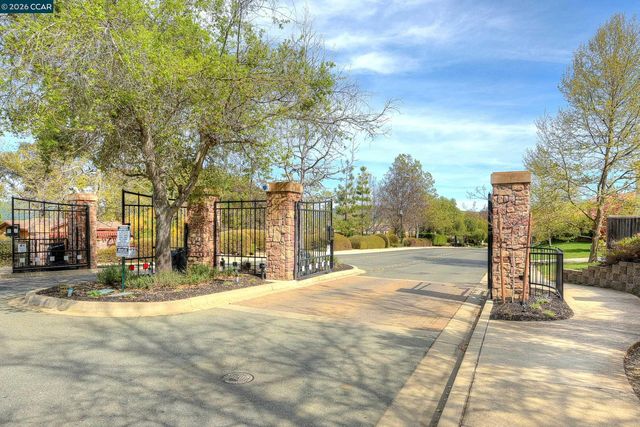 1248 Oak Knoll Dr, Concord, CA 94521