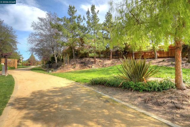 1248 Oak Knoll Dr, Concord, CA 94521