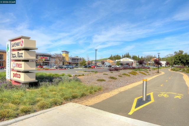 1248 Oak Knoll Dr, Concord, CA 94521