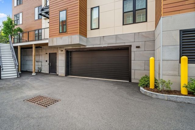 68 Los Angeles St 205, Newton, MA 02458