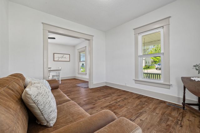 321 SW PLEASANT Street, Ankeny, IA 50023